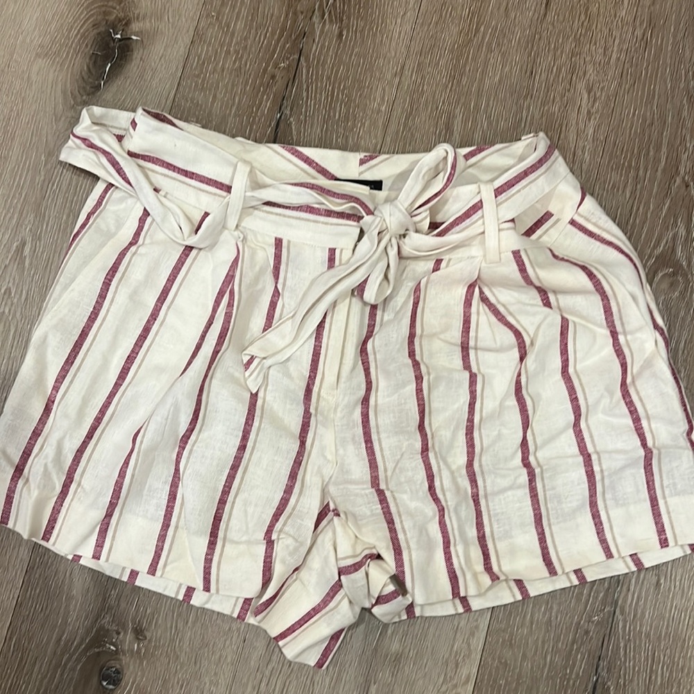 Linen shorts, front and back pockets with waist tie belt
